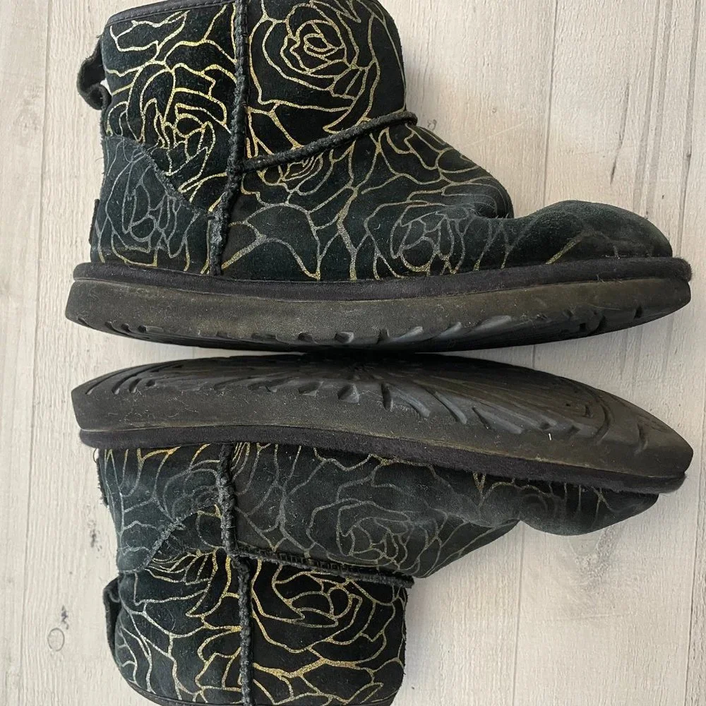 Ugg boots black with gold roses‎ size 5